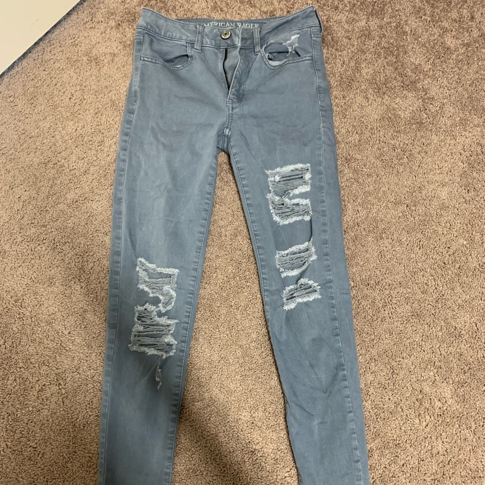 Grey distressed women’s skinny jeans